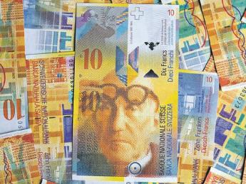 Швейцарский франк взлетел на 30% после решения SNB отпустить курс - «Финансы»