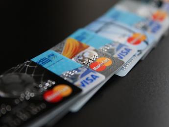 Банки ограничивают карточное кредитование - «Финансы»