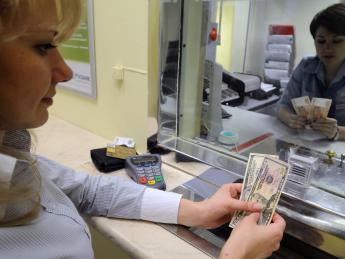 Из-за нехватки валюты банки кредитуют в рублях - «Финансы»