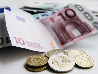 Евро на торгах превысил отметку в 50 рублей впервые с 16 апреля - «Финансы»