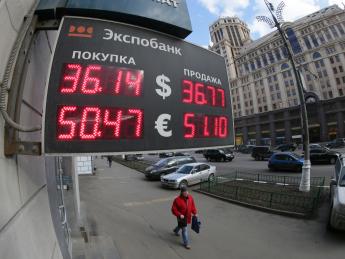 Доллар вышел за отметку в 36 рублей на Московской бирже - «Финансы»