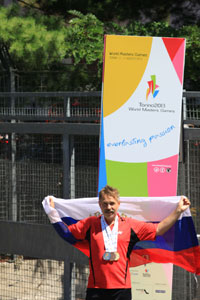 22.08.13. Сотрудник филиала «Петербургский» банка «ГЛОБЭКС» Дмитрий Пикунов стал золотым медалистом в командном первенстве по бадминтону на Олимпийских играх для ветеранов - Банк «ГЛОБЭКС»