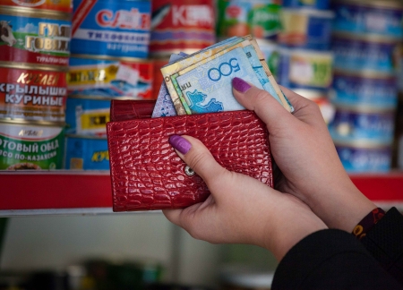 Казахстанцы предпочитают расплачиваться наличными - «Финансы»