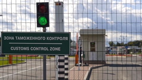 Казахстанских перевозчиков без досмотра начали выпускать из зоны таможенного контроля - «Финансы»