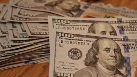 В обменниках Алматы курс продажи доллара за сутки вырос на 2 тенге - «Финансы»