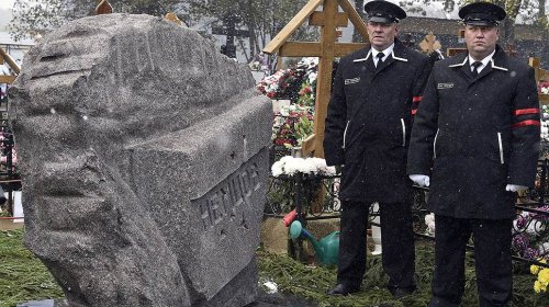 На могиле Бориса Немцова поставили мост - «Финансы»