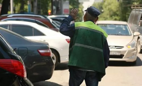В Алматы нелегальные парковщики зарабатывают не менее 150 млн тенге в год - «Финансы»
