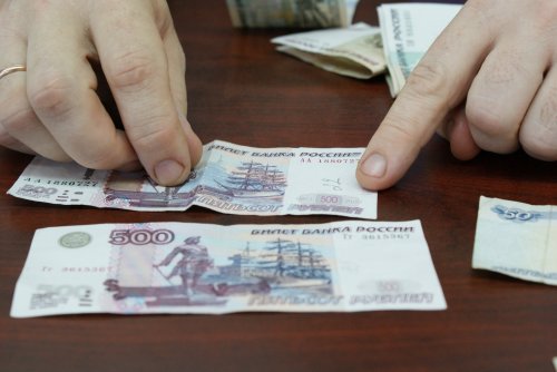 Зарплата россиян упала на рекордные 10,9% - «Новости Банков»