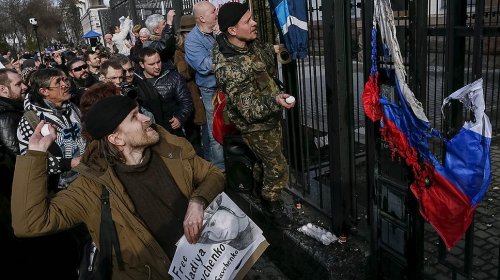 Неизвестные напали на посольство России в Киеве - «Финансы»