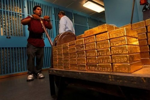 Венесуэла в борьбе с мощным кризисом распродает все запасы золота - «Финансы»