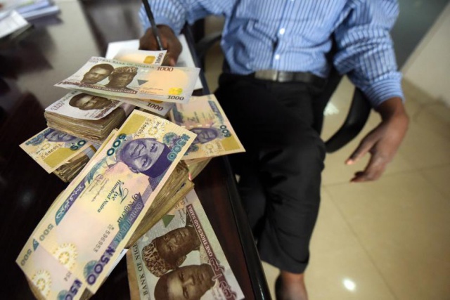 Еще одна жертва нефти: Нигерия обвалила свою валюту на 30% - «Финансы»