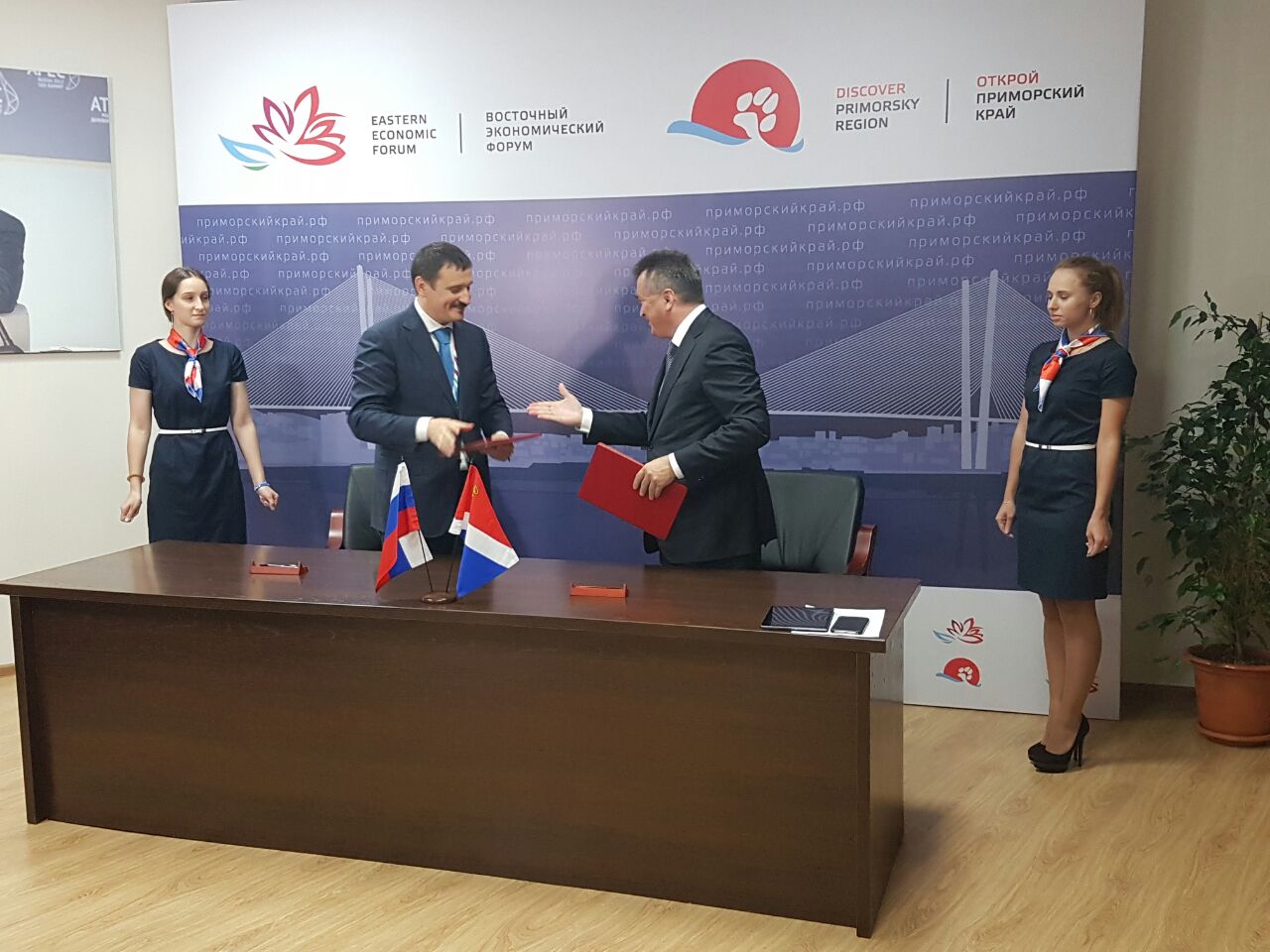 Во Владивостоке подписано соглашение о сотрудничестве между банком «Российский капитал» и Администрацией Приморского края - «Российский Капитал»