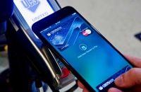 Фото и видеорепортаж о первых транзакциях по Apple Pay в России - «Финансы»