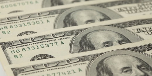 Доллар в мире рвется вверх, а в Москве он более спокоен - «Финансы»