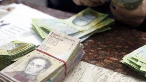 В Венесуэле выдачу наличных ограничили до пяти долларов в день - «Финансы»