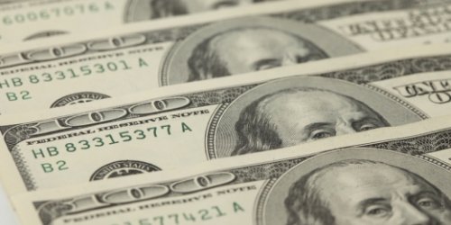 Доллар США начал неделю с падения ниже уровня в 58 рублей - «Финансы»