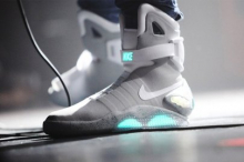 Компания Nike готовит к выпуску кроссовки с автоматической шнуровкой - «Финансы и Банки»