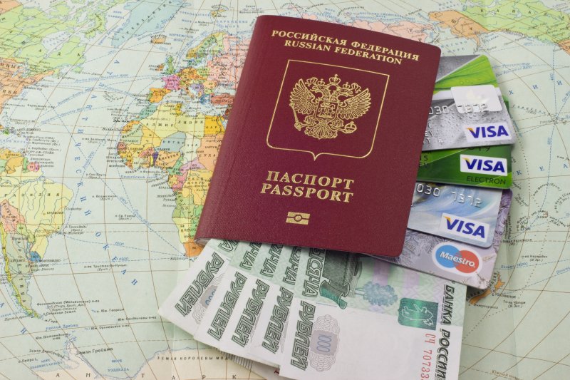 Банк России рекомендовал банкам обслуживать клиентов по паспортам с истекшим сроком действия - «Финансы и Банки»