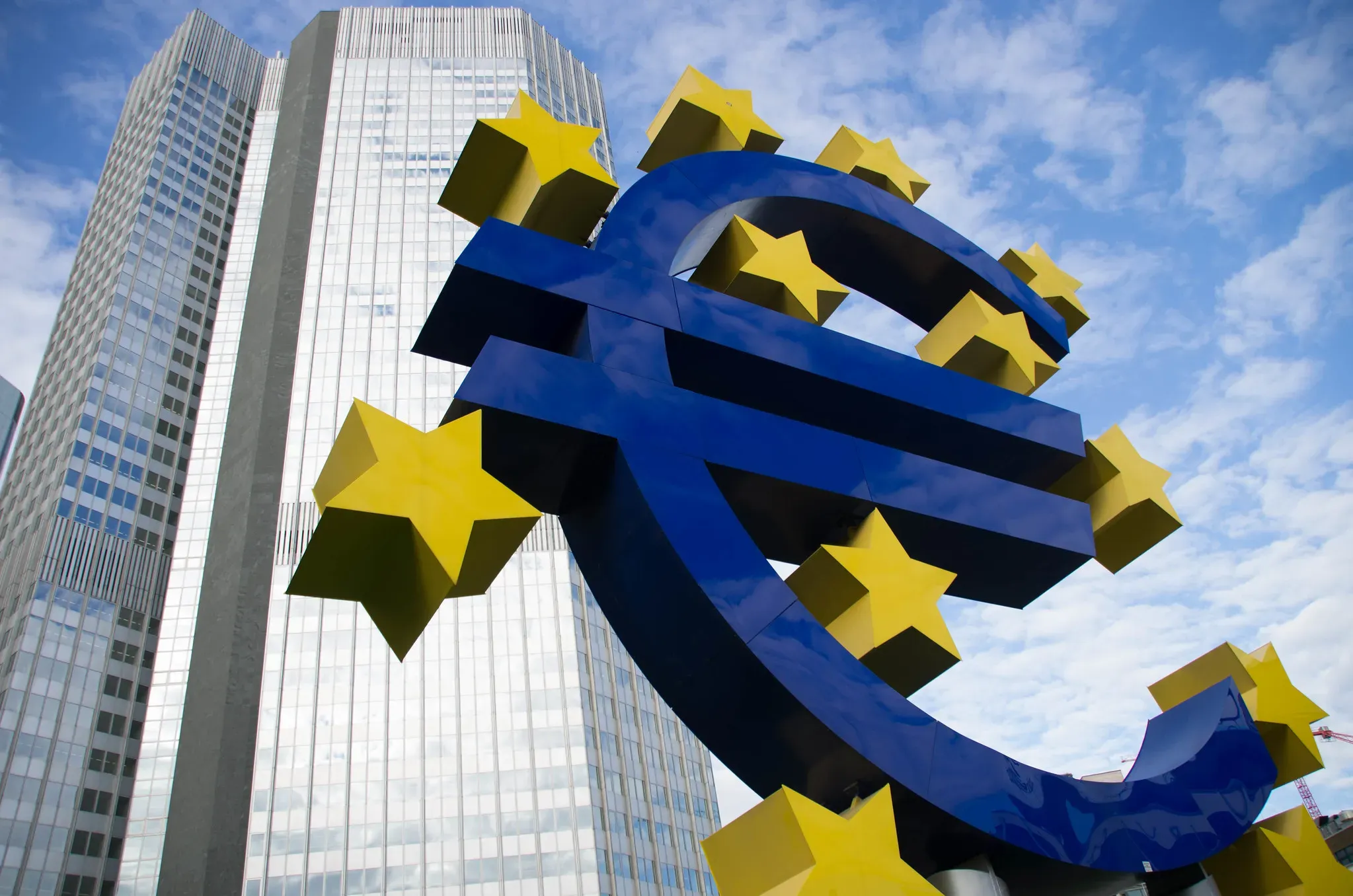 Евро продолжит снижаться в паре с долларом - аналитики - «В мире»