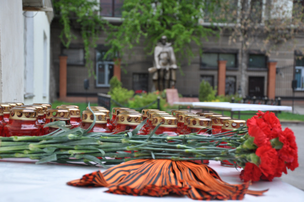 Сотрудники Новикомбанка возложили цветы к памятнику героям ВОВ - «Новикомбанк»