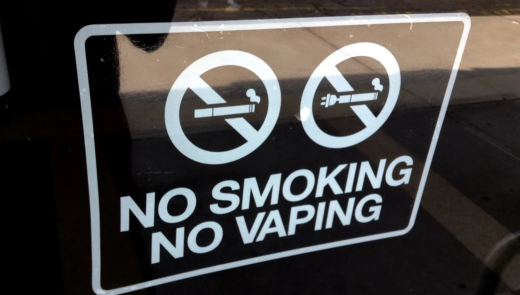 Запрет электронных сигарет. Курение электронных сигарет запрещено. Вейп запрещен. Запрет вейпов.